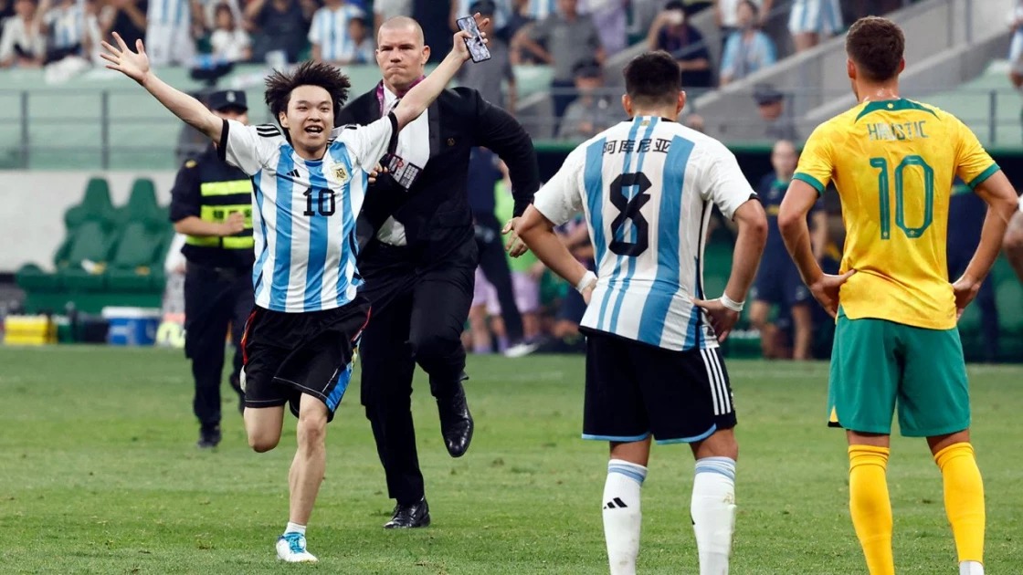 Fan runs to Messi